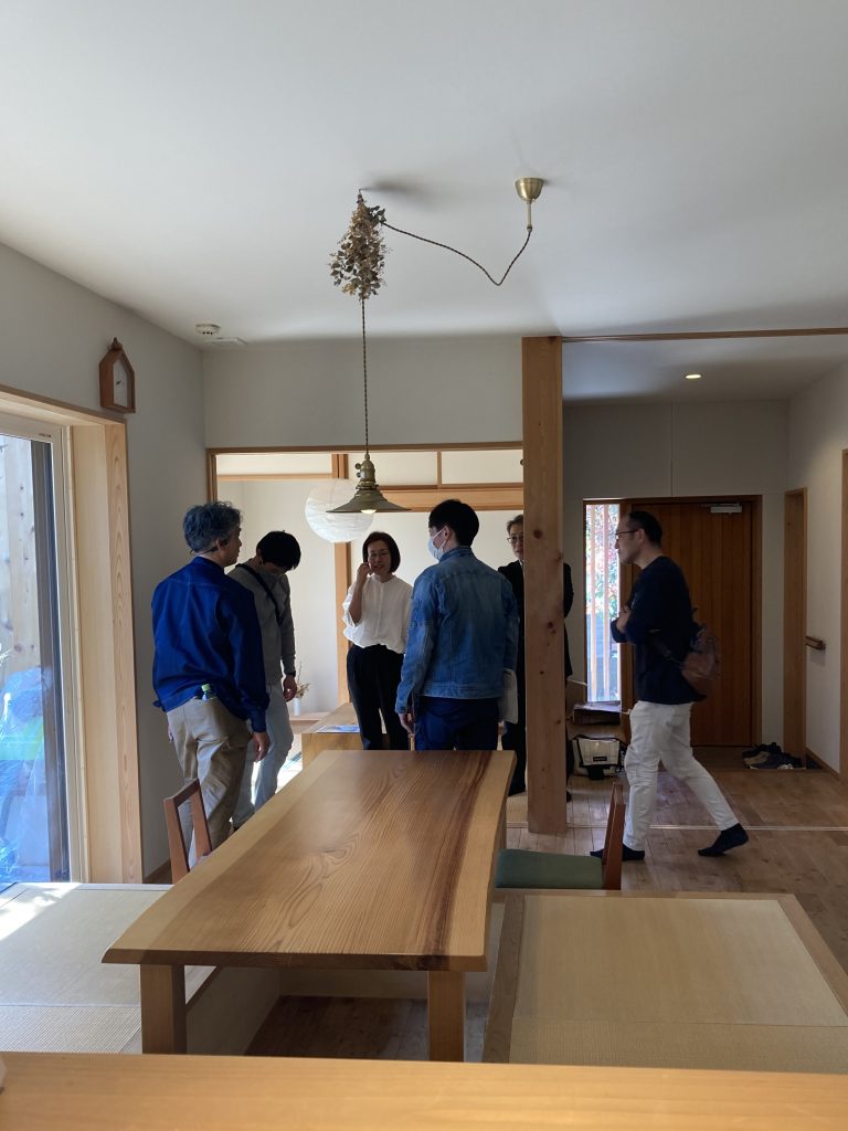 大工の会メンバーがコンセプトハウスを見学し、現地で語り合う様子

