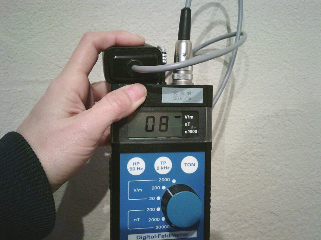 オールアースパウダー施工後の測定　8V/mで合格