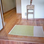 杉の赤身材を使用した耐久性の高い床仕上げ。自然素材ならではの温もりが広がります。