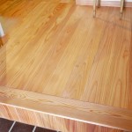 玄関床材の詳細。自然素材で作られた温もりある空間。