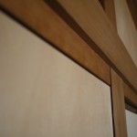 壁の納まり詳細。シナ合板を使った目透し張りの仕上げ。