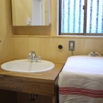 洗面化粧台と壁面収納。大工さんによる造作が空間に温もりをプラス