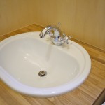 洗面化粧台のディテール。シンプルで大容積のTOTO洗面器(L851CU)と、GROHEシンフォニアの水洗を採用しました。機能性と美しさが調和した空間です。