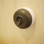 洗面器上の照明スイッチ。イギリス製ヴィンテージのアンティークスイッチが空間に趣を添えています。