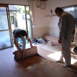 リビングの絨毯撤去作業中。改修工事の準備段階。