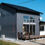農機具小屋を思わせるシンプルな外観。ガルバリウム鋼板とタニタハウジングウェア製の雨どいで耐久性を確保しました。 館山の家 外観 農機具小屋をモチーフにしたガルバリウム鋼板の外観