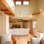 無垢材で仕上げた吹抜け空間。南面の大開口から光を取り込み、明るく開放的です。 館山の家 リビング吹抜け 無垢材の仕上げと大開口のある空間