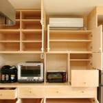 冷蔵庫や家電をすっきり収める造作棚。大工の丁寧な仕事により、機能性とデザイン性を両立しました。 館山の家 キッチン造作収納 大工による手仕事で仕上げた木製棚