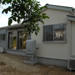 敷地北側から建物東側を観る