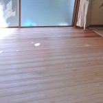 リビング床は明るい色合いを選び、空間全体に開放感をプラス。