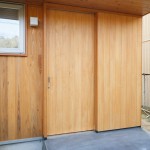 MIYAMA桧玄関引戸:ユダ木工 戸袋&網戸付 IWタイプ U値=1.94W/㎡K さんむの家 高断熱木製玄関引戸