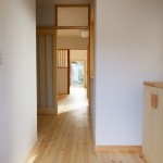 玄関ホールからLDKを観る。LDK引戸を開けると裏庭まで視線が抜けます さんむの家 玄関ホール