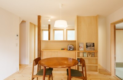 リビングダイニング 存の柱を残し、造作家具を新たに作成。新旧の対比はリノベーションの面白さです。