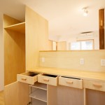 キッチンとリビングをゆるく仕切ります。H=1300㎜の高さにして視線を区切り、乱雑になりがちなキッチンを隠しています。オープンキッチンのような使い勝手になります。全て大工さんの造作家具です。左側は冷蔵庫コーナーです。 さんむの家