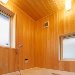 ハーフユニットを使用して壁をヒノキにて仕上げました。浴槽脇の窓は高さを低くし、浴槽に浸かっている時、少し窓を開けると通風で気持ちが良いです。 さんむの家