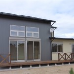 リビング上部のハイサイドライトは開閉可能で、自然な通風を確保。光と風をコントロールします。 館山の家 ハイサイドライト 通風と採光を考慮した窓