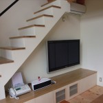 階段の2段目を収納棚の天板と連続させ、家具と建築を一体化。コンパクトな空間を有効活用しています。 館山の家 リビング階段 収納と一体化したデザイン