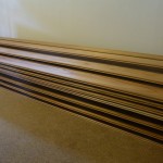 杉の無垢板材の選別前の状態。自然素材ならではの個性が際立ちます。