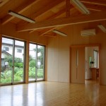 大ホールの公園とつながる大きなサッシ