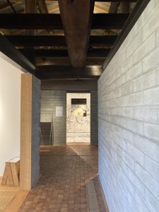 鉄骨梁+ブロック造の展示室 古材との対比が美しい はじまりの美術館展示室