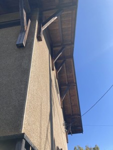 頬杖の部材で軒先を支えています はじまりの美術館 軒先