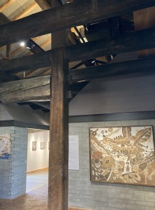 展示室入口 ここから靴を脱いで展示室へ はじまりの美術館展示室