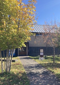 18間の建物とランドスケープを眺めながらアプローチします はじまりの美術館 アプローチ